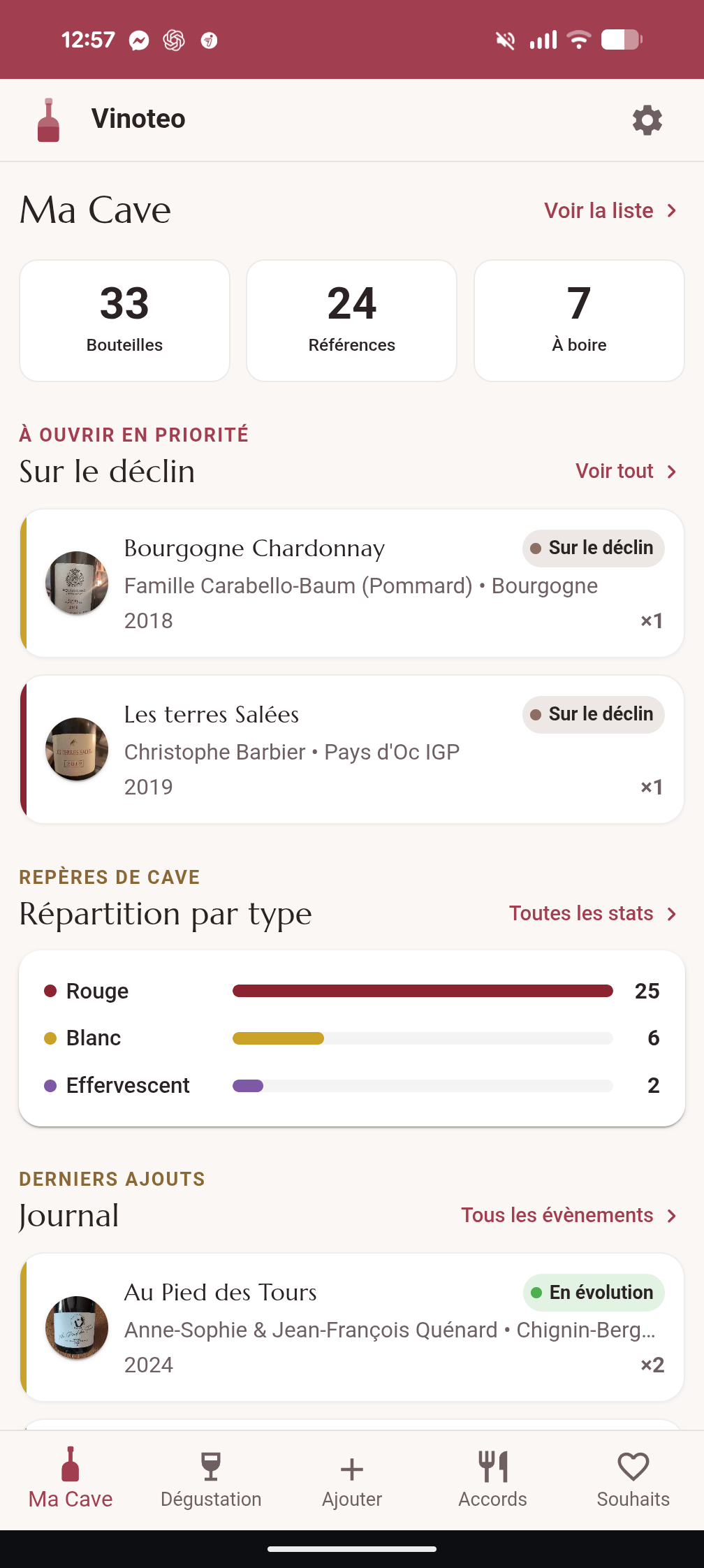 Écran Ma Cave de Vinoteo : recherche, filtres par couleur et liste de bouteilles avec leur statut d’apogée.